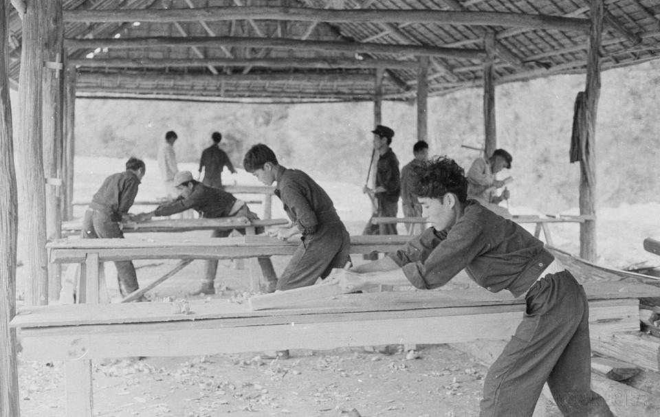 Expertos vietnamitas ayudan a Laos a capacitar sus obreros y construir talleres de fundición y carpintería. (Foto: VNA)