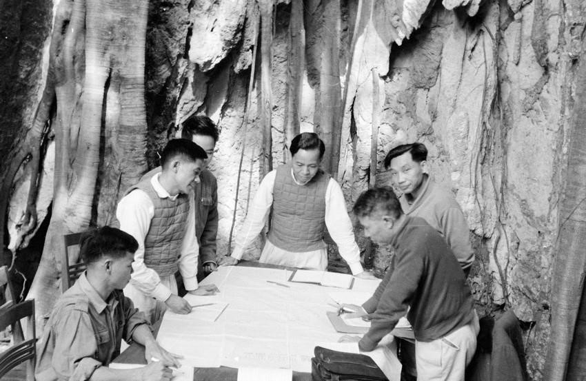 El mayor general Nguyen Trung Vinh (centro) presenta el plan para proteger la zona liberada de Laos. (Foto: Archivo de VNA)