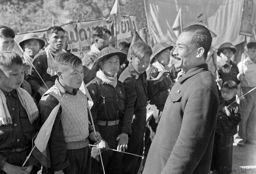 El príncipe laosiano Souphanouvong se reúne con los combatientes voluntarios vietnamitas en 1950. (Foto: Archivo de VNA)