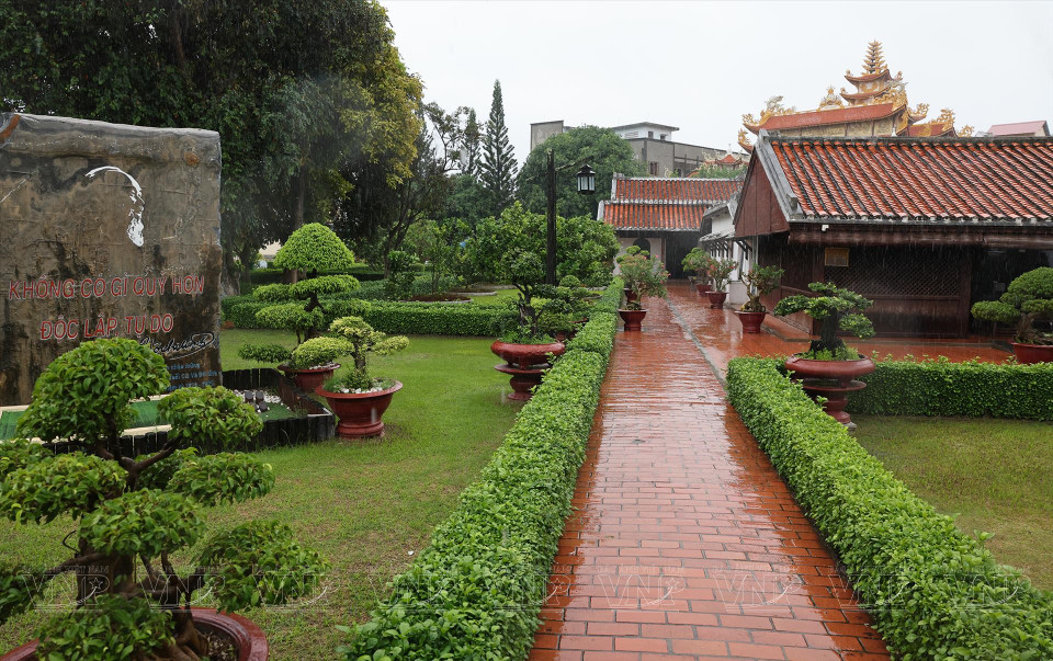 Aunque el área no es demasiado grande, el campus de la escuela Duc Thanh está diseñado y decorado hermosamente. (Fuente: VNA)