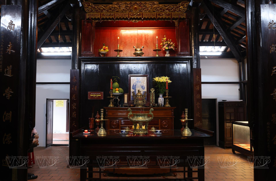 El altar dedicado a Nguyen Thong (1827 - 1884)- poeta, escritor patriótico y activista social- se exhibe solemnemente en la escuela. (Fuente: VNA)