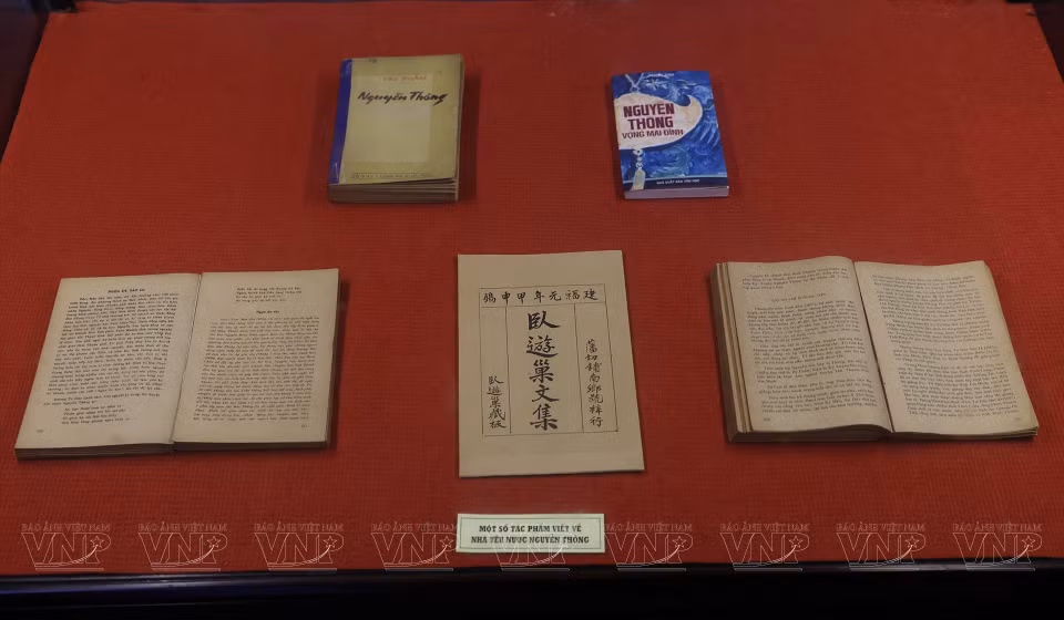 La escuela también exhibe una serie de obras escritas sobre el escritor patriótico Nguyen Thong. (Fuente: VNA)