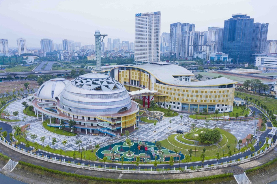 El Palacio de los Niños de Hanoi en la nueva zona urbana de Cau Giay, distrito de Nam Tu Liem, es el proyecto más grande y moderno de Vietnam para la niñez, que satisface las necesidades de aprendizaje, recreación y entrenamiento físico de los infantes. (Foto: VNA)