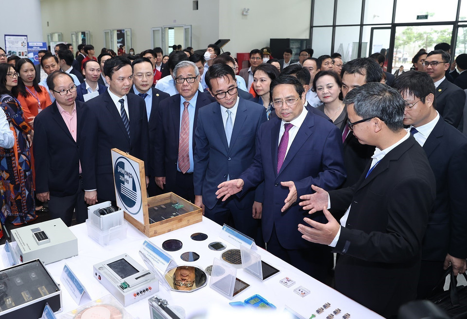 El primer ministro Pham Minh Chinh visita una exhibición de productos procesados y manufacturados de la Universidad Nacional de Vietnam en Hanoi, en su campus en la comuna de Hoa Lac (14 de abril de 2023). (Foto: VNA)