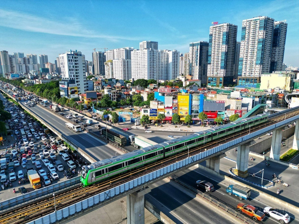 La fisionomía urbana de Hanoi está cada vez más moderna y la congestión del tráfico se ha mejorado significativamente, lo que promueve el desarrollo socioeconómico. (Foto: VNA)