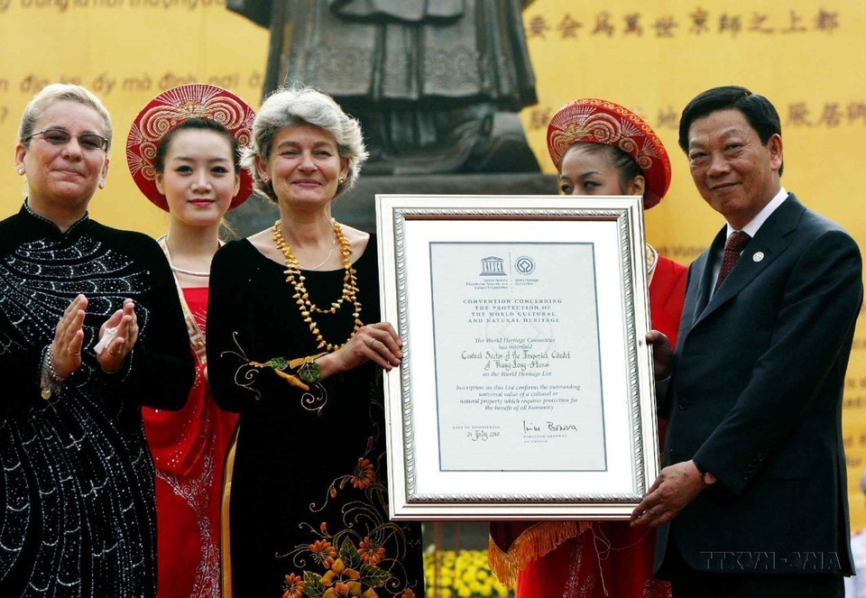 El 1 de octubre de 2010, en el milenio aniversario de Thang Long – Hanoi, la entonces directora general de la UNESCO, Irina Bokova, otorgó a las autoridades locales el certificado que reconoce la zona central de la Ciudad Imperial de Thang Long como Patrimonio Cultural Mundial. (Foto: VNA)
