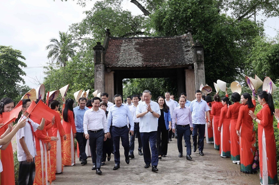 El presidente To Lam, quien actualmente también se desempeña como secretario general del Partido Comunista de Vietnam, visita la antigua aldea de Duong Lam, en el distrito suburbano de Son Tay, el 27 de julio de 2024. (Foto: VNA)