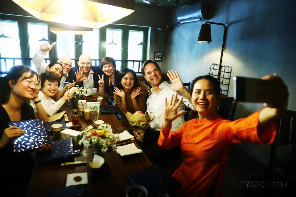 El entonces primer ministro de Países Bajos, Mark Rutte, se reúne con amigos vietnamitas y disfruta de un té en la calle Dien Bien Phu (Hanoi), el 2 de noviembre de 2023. (Foto: VNA)