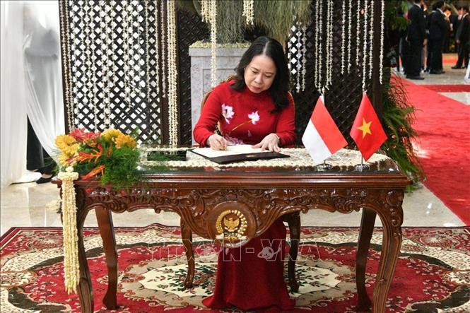 La vicepresidenta de Vietnam Vo Thi Anh Xuan firmó el libro de visitas en la ceremonia de toma de posesión del presidente de Indonesia. (Fuente: VNA)