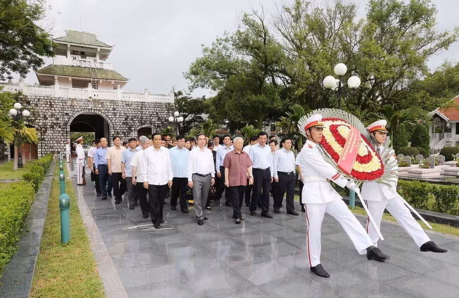 El dirigente rinde homenaje en el Cementerio de los Mártires de Dien Bien Phu, en la ciudad de Dien Bien, provincia homónima, el 16 de julio de 2016. (Foto: VNA)