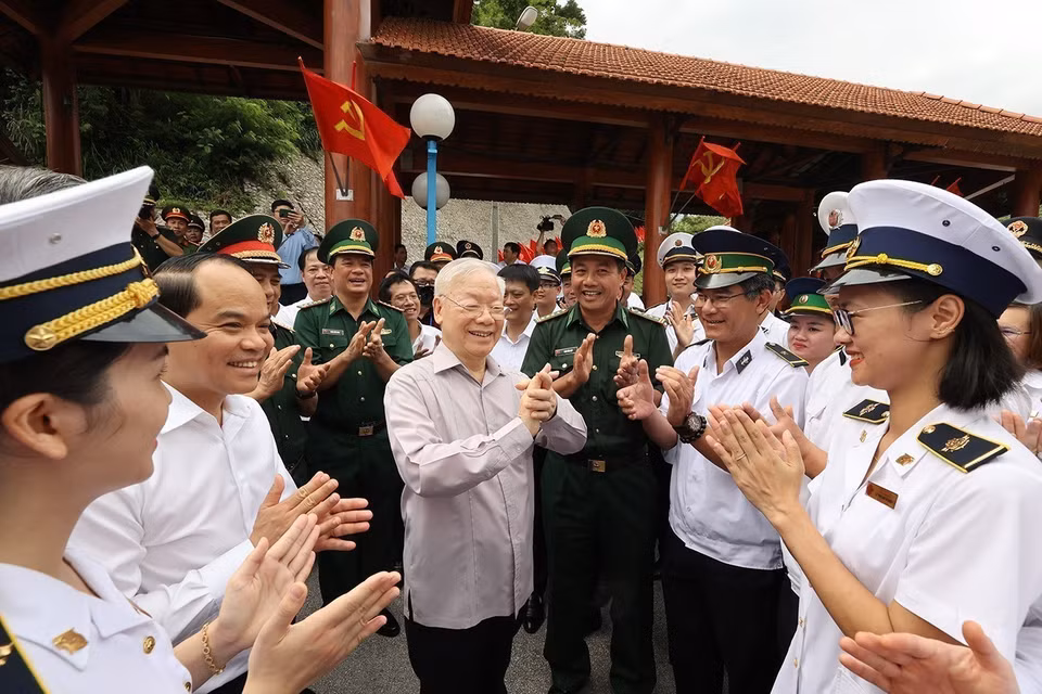 El secretario general Nguyen Phu Trong se reúne con los oficiales en la puerta fronteriza internacional de Huu Nghi (Amistad), provincia norteña de Lang Son, el 25 de agosto de 2023. (Foto: VNA)