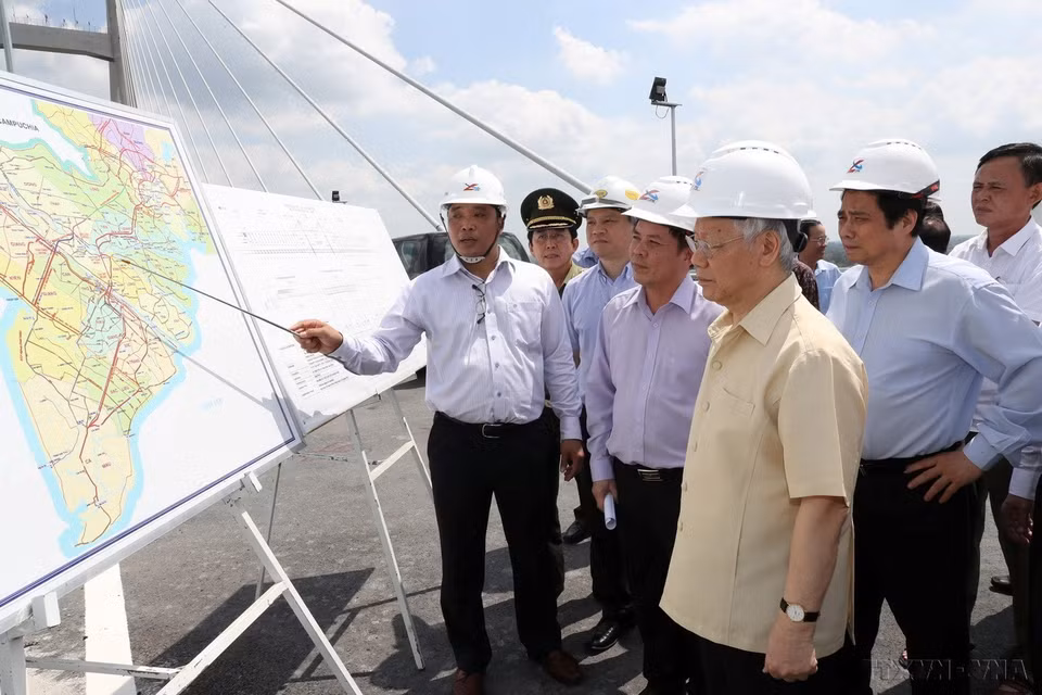 El secretario general Nguyen Phu Trong inspecciona el proyecto de construcción del puente Cao Lanh, provincia de Dong Thap, el 14 de abril de 2018. (Foto: VNA)