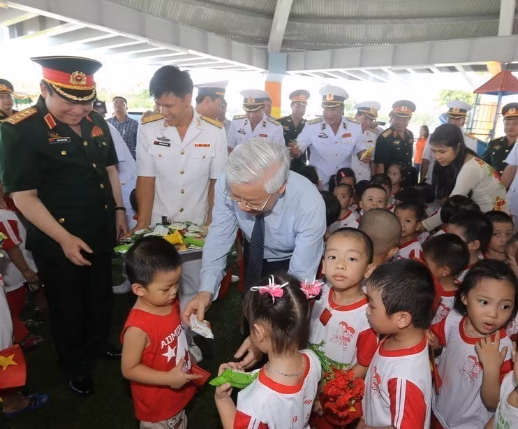 El secretario general Nguyen Phu Trong regala obsequios a los niños del jardín de infancia Truong Sa, provincia de Khanh Hoa, el 5 de mayo de 2016. (Foto: VNA)