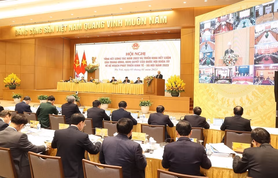 El secretario general del PCV, Nguyen Phu Trong, dirige una conferencia para la implementación del plan de desarrollo socioeconómico, en Hanoi, el 3 de enero de 2023. (Foto: VNA)