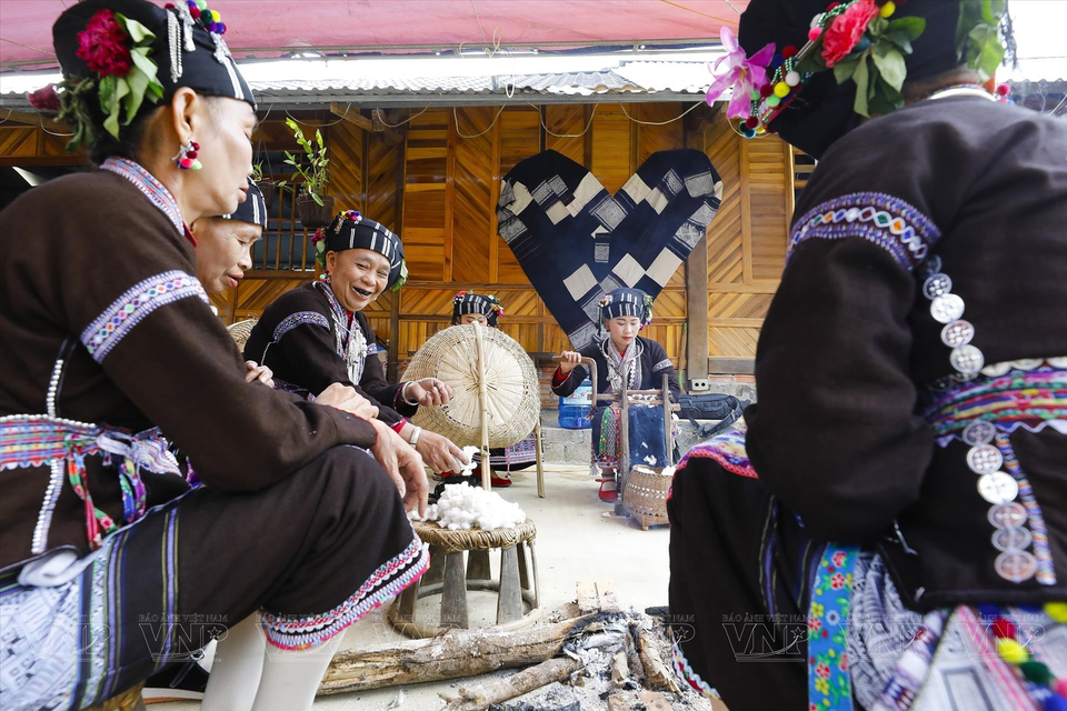 Las mujeres Lu en Ban Hon están apegadas a la tejeduría de brocado. (Foto: VNA)