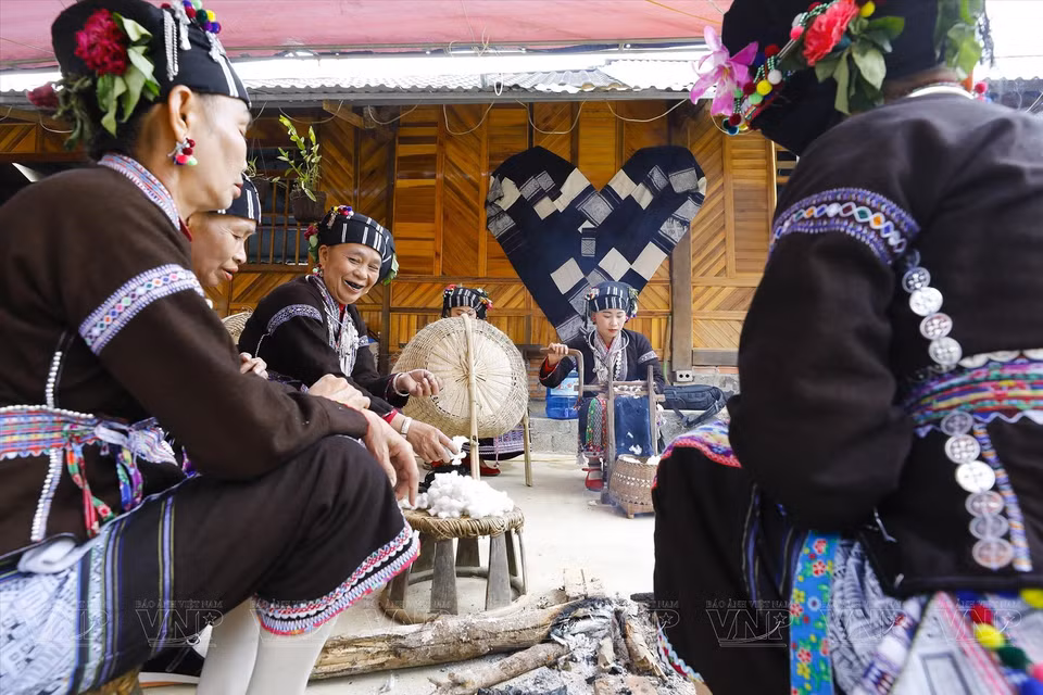 Las mujeres Lu en Ban Hon están apegadas a la tejeduría de brocado. (Foto: VNA)
