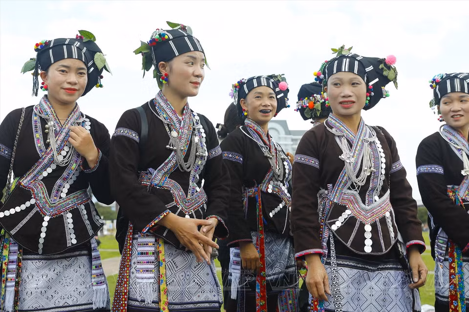 Las mujeres Lu lucen elegantes con trajes tradicionales hechos por ellas mismas. (Foto: VNA)