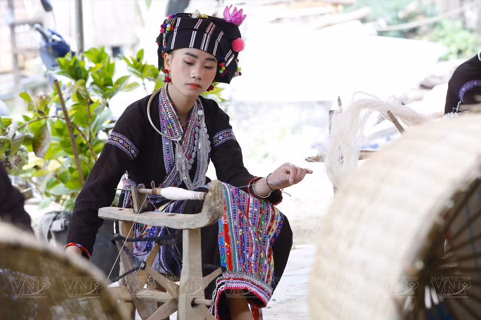 Las jóvenes Lu continúan preservando el oficio tradicional. (Foto: VNA)