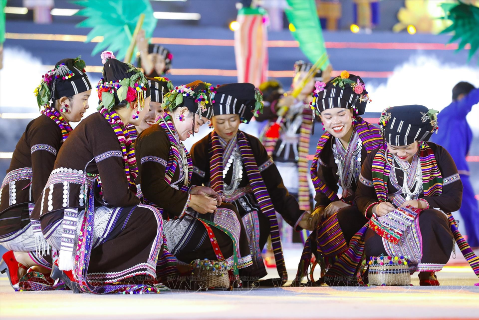 El 5 de enero, el oficio de tejeduría de Ban Hon fue honrado en el festival cultural de los grupos étnicos con una población inferior a los 10 mil habitantes en Vietnam. (Foto: VNA)