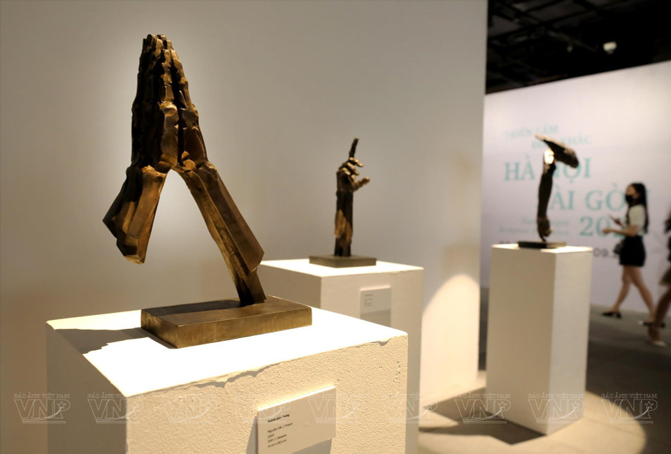La obra "Oración" del artista Huynh Bao Trung tiene el material cerámico. (Fuente: VNA)