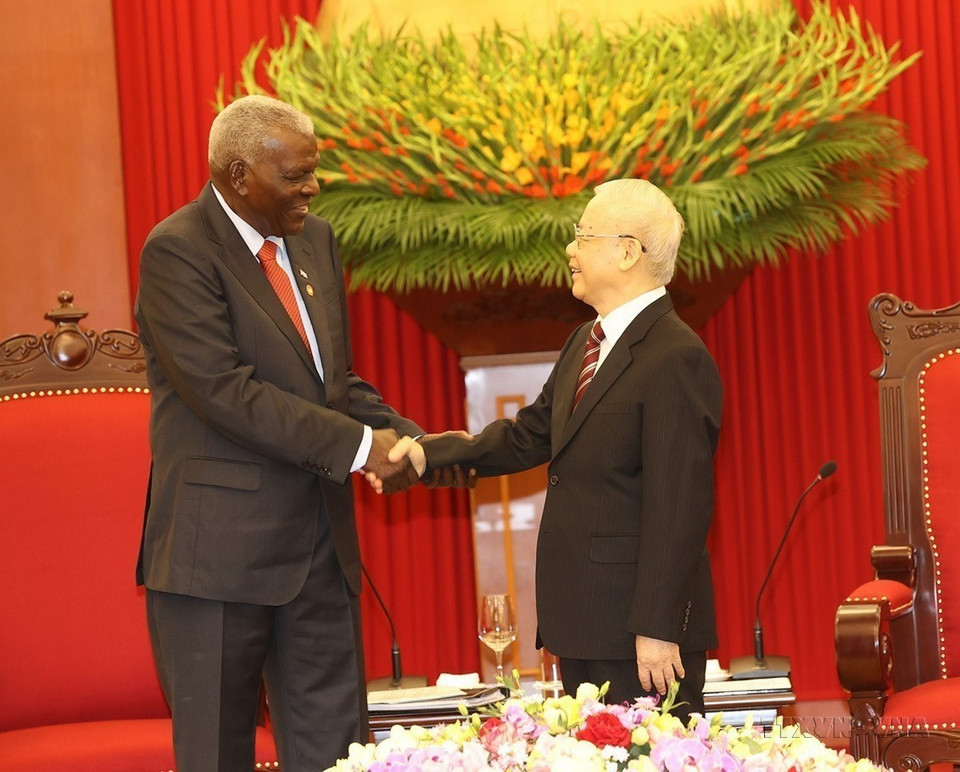 El secretario general del Partido Comunista de Vietnam, Nguyen Phu Trong, recibió el 27 de septiembre de 2023 a Esteban Lazo Hernández, presidente de la Asamblea Nacional del Poder Popular de Cuba, quien realizó un viaje a Vietnam para asistir a la conmemoración del 50 aniversario de la visita del Comandante en Jefe Fidel Castro a la zona liberada del Sur. (Fuente: VNA)