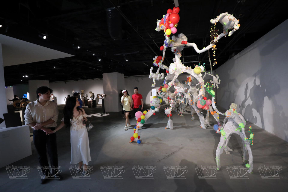 Muchos jóvenes llegan a la exposición "Escultura Hanoi-Saigon". (Fuente: VNA)