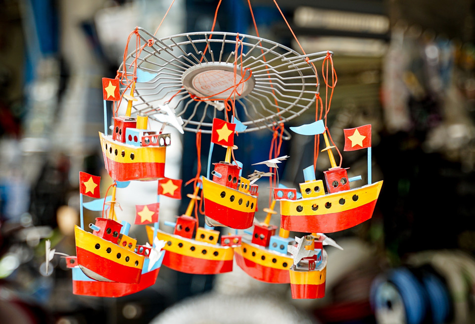 Los barcos de acero propulsados por queroseno son un artículo típico que se vende en la calle Hang Thiec cada Festival del Medio Otoño. (Fuente: VNA)