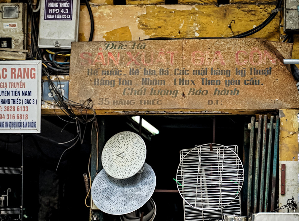 El cartel de una tienda en la calle Hang Thiec tiene muchas huellas del tiempo. (Fuente: VNA)