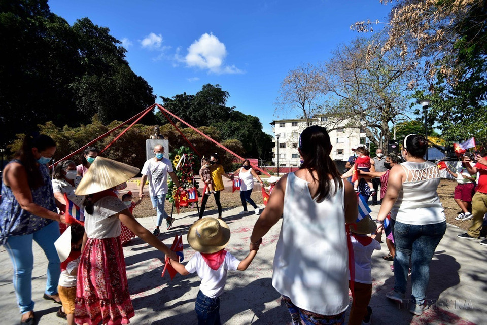 Niños cubanos y sus padres presentaron en 2022 un espectáculo de danza exaltando la amistad Vietnam - Cuba con motivo del 132 aniversario del natalicio del Presidente Ho Chi Minh (19 de mayo). (Fuente: VNA)