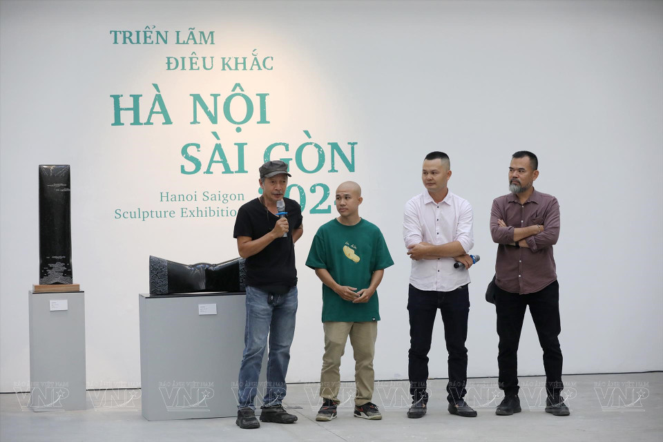 El escultor Dao Chau Hai habló en la inauguración de la exposición. (Fuente: VNA)