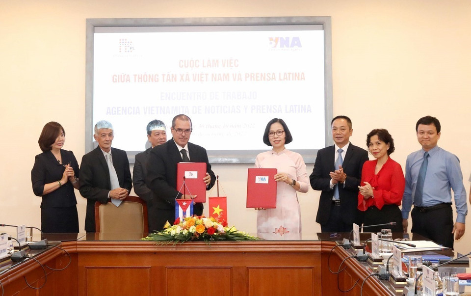 La directora general de la Agencia Vietnamita de Noticias, Vu Viet Trang, y el presidente de la Agencia Informativa Latinoamericana Prensa Latina, Luis Enrique González Acosta, entregaron en 2022 en Hanoi el acuerdo de cooperación entre las dos entidades. (Fuente: VNA)