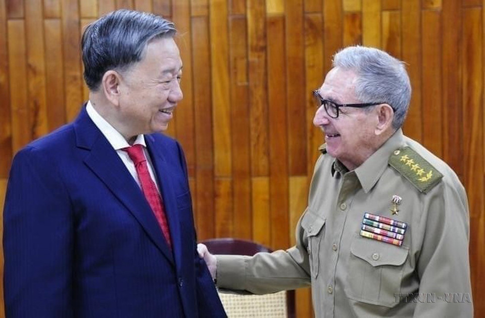 El general de Ejército Raúl Castro Ruz recibió en 2022 al ministro de Seguridad Pública de Vietnam, To Lam, durante su visita oficial a Cuba. (Fuente: VNA)