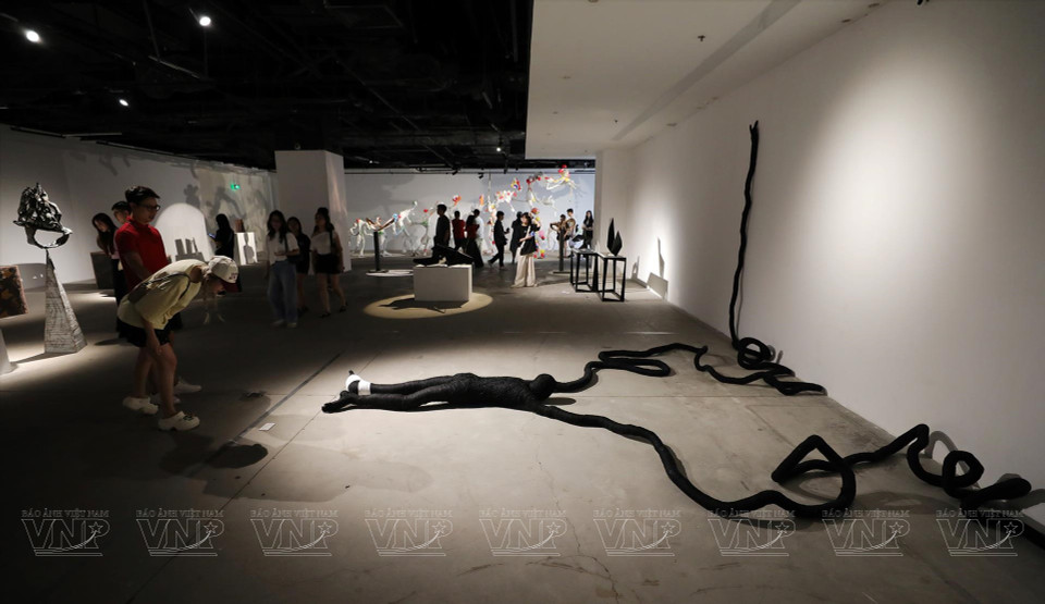 Muchos jóvenes llegan a la exposición "Escultura Hanoi-Saigon". (Fuente: VNA)