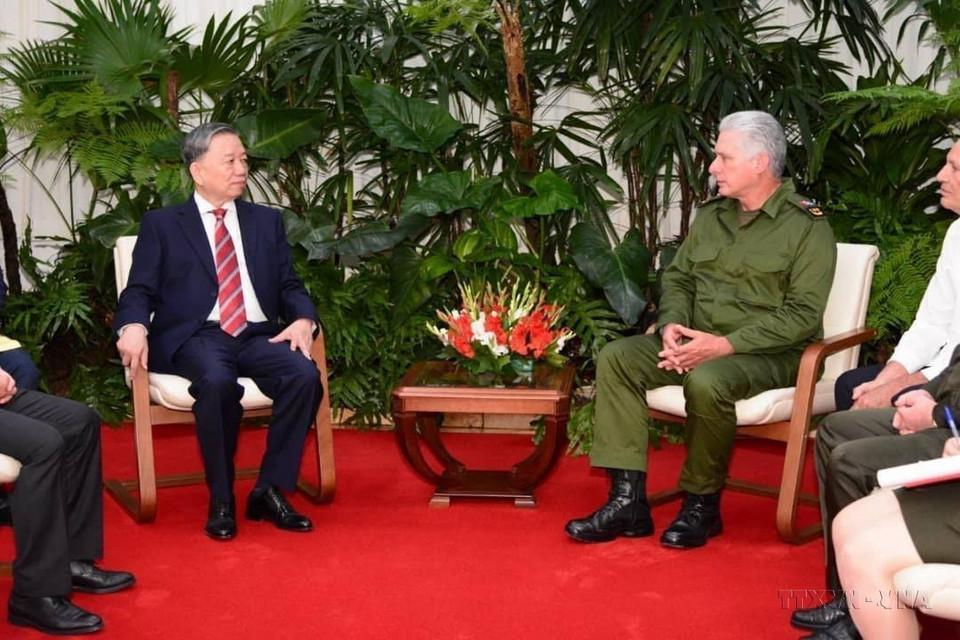 El primer secretario del Comité Central del Partido Comunista y presidente de Cuba, Miguel Mario Díaz-Canel Bermúdez, recibió en 2022 al ministro de Seguridad Pública de Vietnam, To Lam, durante su visita oficial a la nación caribeña. (Fuente: VNA)