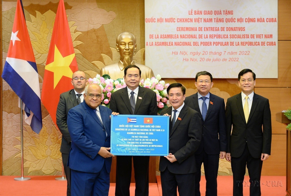 El vicepresidente permanente de la Asamblea Nacional de Vietnam, Tran Thanh Man, presidió el 20 de julio de 2022 una ceremonia de entrega de obsequios del Parlamento vietnamita a su par cubano. (Fuente: VNA)