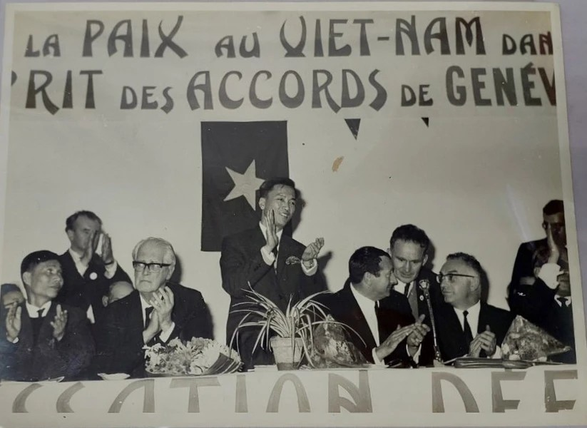 El primer coronel, embajador Ha Van Lau asistió a una manifestación en Francia para apoyar la implementación por parte de Vietnam del Acuerdo de Ginebra de 1963.