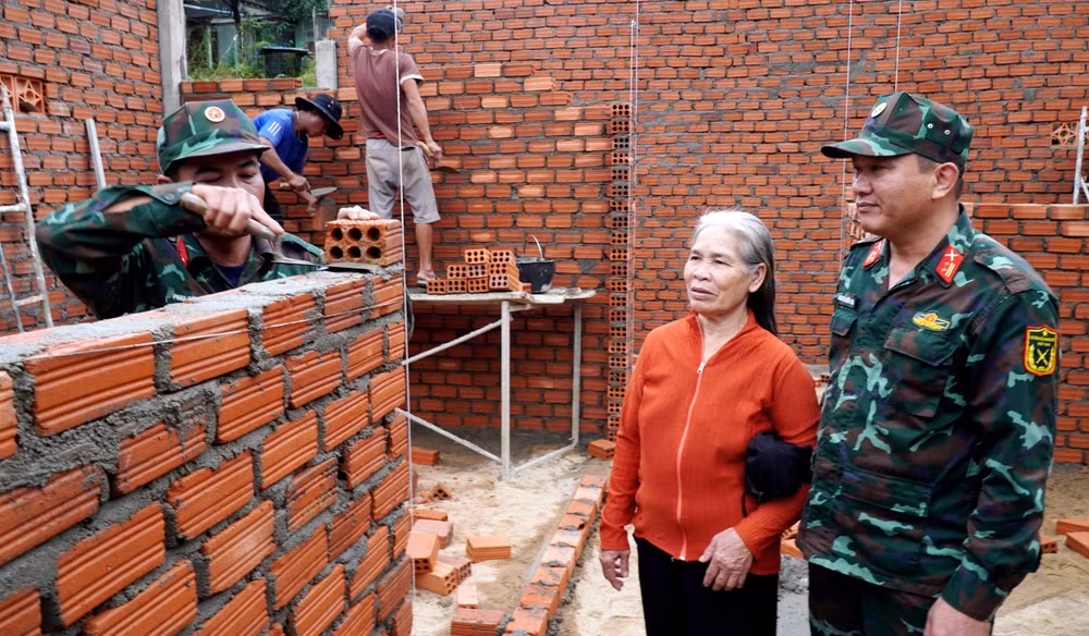 vna-potal-e2809cchien-dich-quang-trunge2809d-than-toc-xay-nha-cho-nguoi-dan-vung-sat-lo-tay-tra-8503762.jpg