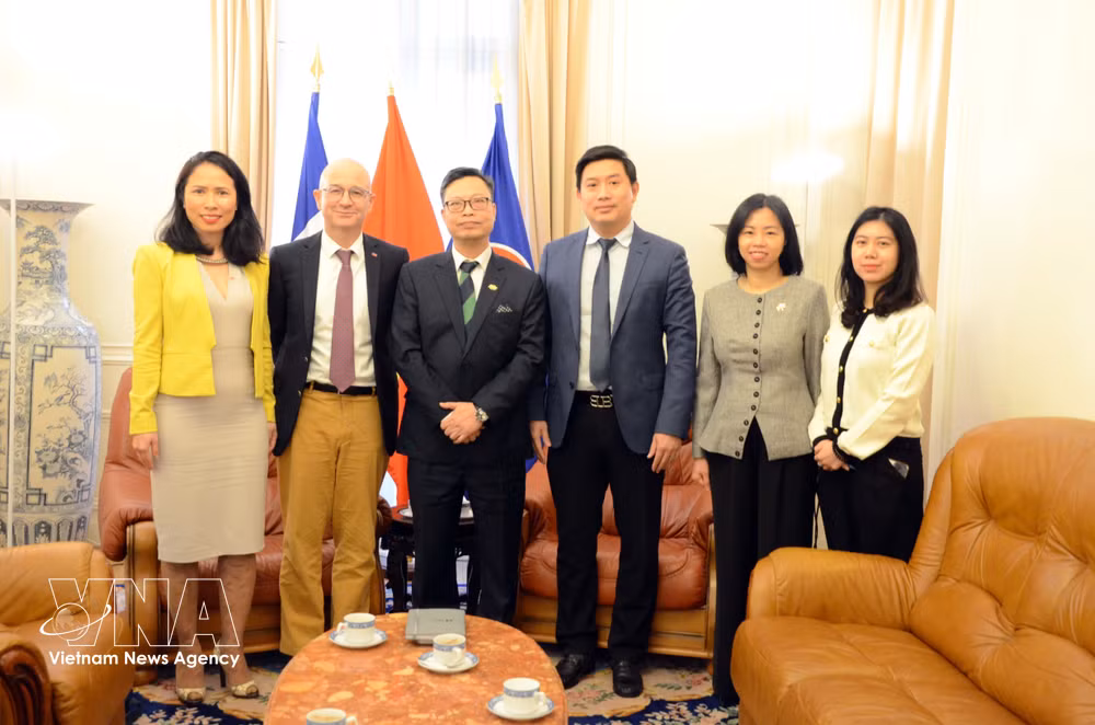 vnanet-potal-viet-nam-trao-doi-voi-tap-doan-assystem-ve-hop-tac-trong-linh-vuc-dien-hat-nhan-8645645.jpg