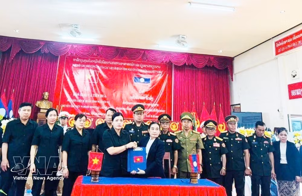 vnanet-potal-ban-giao-tien-dua-hai-cot-liet-si-quan-tinh-nguyen-va-chuyen-gia-viet-nam-hy-sinh-tai-nam-lao-ve-nuoc-8793910.jpg