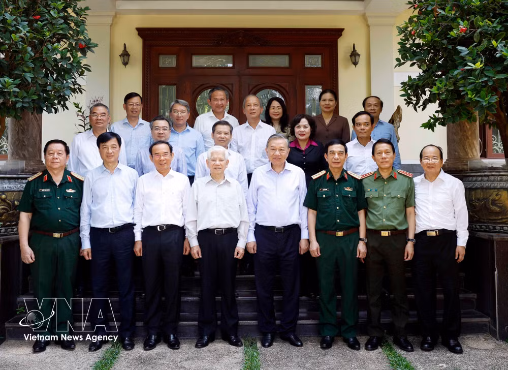 vnanet-potal-tong-bi-thu-chu-tich-nuoc-tham-cac-dong-chi-nguyen-lanh-dao-dang-nha-nuoc-8728016.jpg