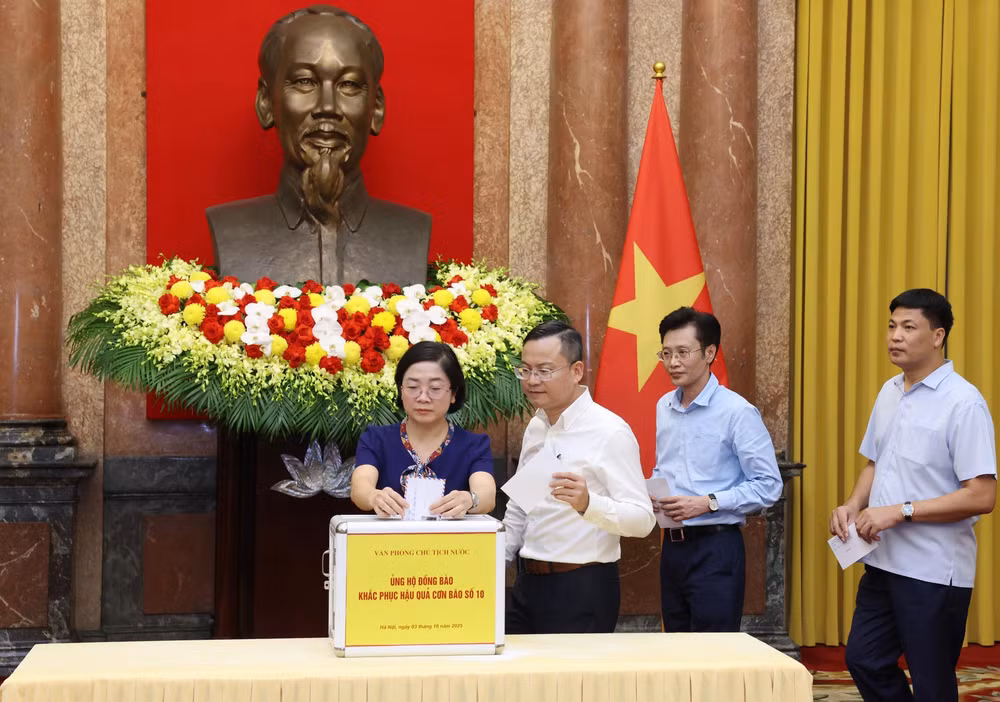 vna-potal-chu-tich-nuoc-va-van-phong-chu-tich-nuoc-ung-ho-dong-bao-khac-phuc-hau-qua-con-bao-so-10-8315219.jpg