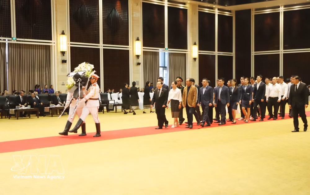 vnanet-potal-cac-hoi-doan-nguoi-viet-nam-tai-lao-vieng-dong-chi-xaysomphone-phomvihane-8945867.jpg