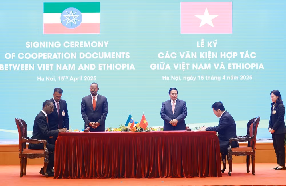 vna-potal-thu-tuong-pham-minh-chinh-va-thu-tuong-ethiopia-abiy-ahmed-ali-hoi-dam-7974120.jpg