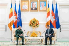 El general Nguyen Tan Cuong, jefe del Estado Mayor del Ejército Popular de Vietnam (EVP) y viceministro de Defensa Nacional, y el primer ministro Samdech Thipadei Hun Manet. (Foto: VNA)