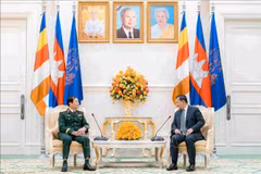 El general Nguyen Tan Cuong, jefe del Estado Mayor del Ejército Popular de Vietnam (EVP) y viceministro de Defensa Nacional, y el primer ministro Samdech Thipadei Hun Manet. (Foto: VNA)