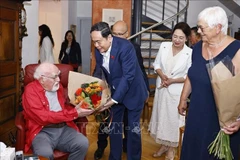 El presidente de la Asamblea Nacional de Vietnam, Tran Thanh Man, y su esposa, visitan la familia de Jacques Savary. (Foto: VNA)