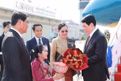El presidente de Vietnam, Luong Cuong llega al Aeropuerto Internacional de Wattay, en Vientiane. (Foto: VNA)