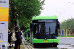 Autobuses eléctricos en Hanoi. (Foto: VNA)