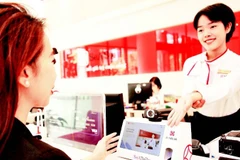 SeABank implementa simultáneamente la gestión de emisiones, la optimización energética, la transformación digital y difunde hábitos ecológicos internamente. (Foto: nhandan.vn)