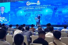 El subdirector del Centro de Internet de Vietnam, Nguyen Truong Giang, pronuncia el discurso inaugural de la sesión plenaria de la conferencia. (Fuente: Periódico Nhan Dan)